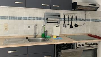 Fridge, oven, stovetop, dishwasher