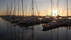 A marina with multiple sailboats docked at sunset. - Beautiful vacation apartment "Bella" in the forester's lodge (Kröslin)