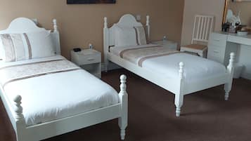 Standard Twin Room | Desk, bed sheets