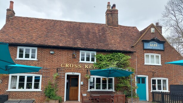 Un bâtiment traditionnel en briques, sur lequel on peut lire l’inscription « CROSS KEY FREE HOUSE » et « TRADITIONAL ALES ».