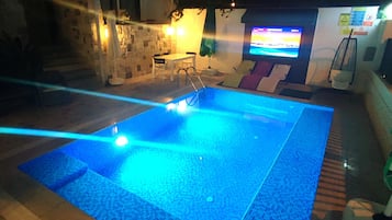 Una piscina al aire libre de temporada