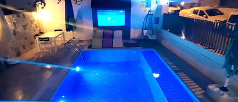 Seasonal outdoor pool