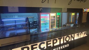 Un espace d’accueil avec une pancarte indiquant : « ACCUEIL ASSURÉ PENDANT LE WEEK-END ».