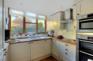 Cottage | Private kitchen | Dishwasher, cookware/dishes/utensils