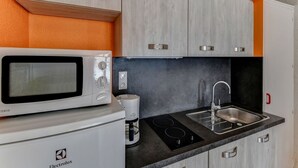 冷蔵庫、電子レンジ、コンロ