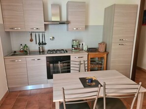 Fridge, oven, stovetop, coffee/tea maker