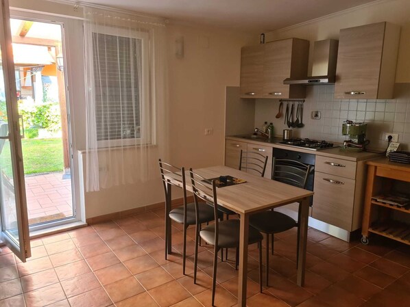 Réfrigérateur, four, plaque de cuisson, cafetière/bouilloire