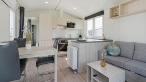 Réfrigérateur, four à micro-ondes, surface de cuisson, chaise haute