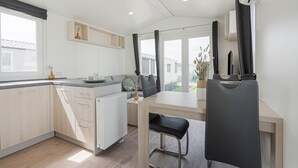 Réfrigérateur, four à micro-ondes, surface de cuisson, chaise haute