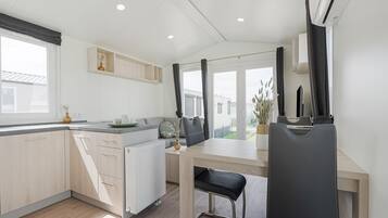 Réfrigérateur, micro-ondes, plaque de cuisson, chaise haute