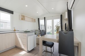 Réfrigérateur, micro-ondes, plaque de cuisson, chaise haute