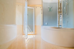 Bathtub - Belvilla by OYO Casa Dana (Sale Marasino)