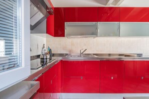 Een koelkast, een magnetron, een kookplaat, een vaatwasser