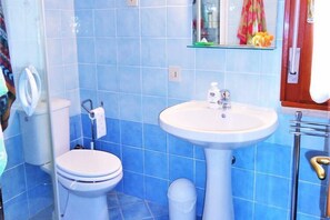 Shower, bidet - Holiday Home in Caorle near Spiaggia Tartaruga (Caorle (VE))