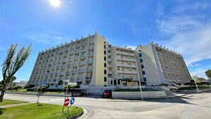Un h ôtel à plusieurs étages doté d’une architecture moderne, avec des balcons et une cour intérieure.