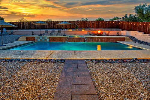Splash into this Huge Havasu Pool and Spa! King bed!