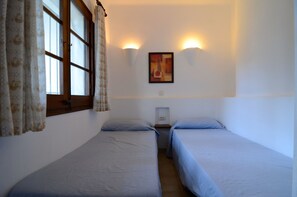 3 bedrooms, iron/ironing board, bed sheets - PIVERD DEL GOLF 35 (Pals)