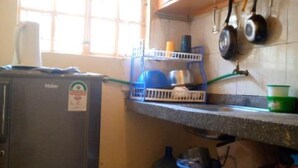 Mini-fridge, microwave, stovetop, cookware/dishes/utensils - Stay.Plus Imara Daima Transit House (Nairobi)