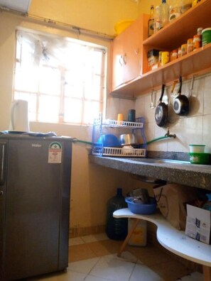 Mini-fridge, microwave, stovetop, cookware/dishes/utensils - Stay.Plus Imara Daima Transit House (Nairobi)