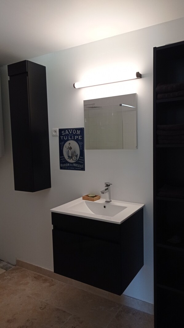 Douche, serviettes fournies, savon, papier toilette
