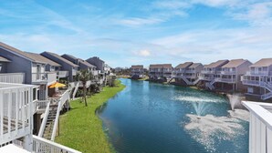 Une rivière traverse un quartier résidentiel, avec des maisons de chaque côté.