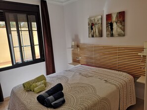 2 slaapkamers, een strijkplank/strijkijzer, wifi, beddengoed