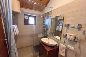 Villa superior, 3 habitaciones | Baño | Regadera, amenidades de baño gratuitas, toallas, shampoo 
