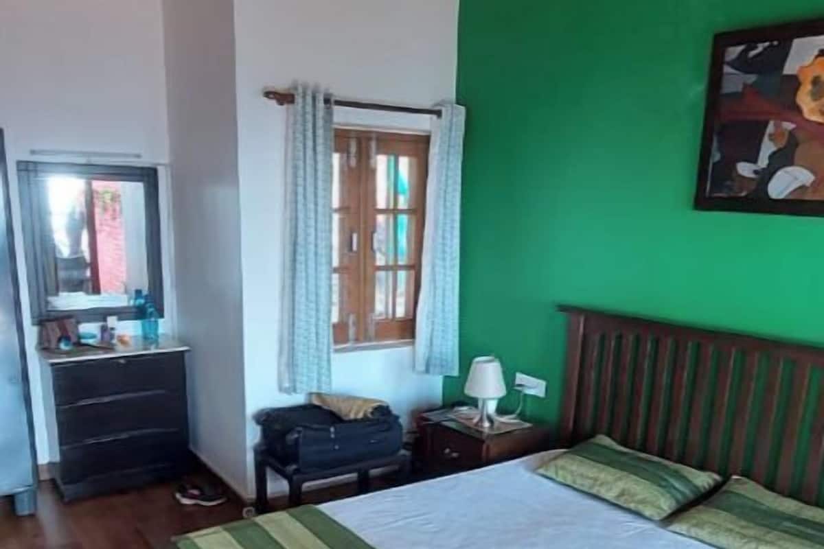 2 bilik tidur, gebar bulu kapas, tilam berlapik, meja