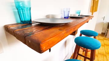 Lemari es, microwave, oven, dan kompor