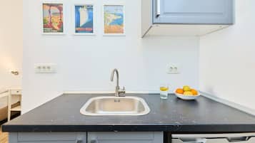 Apartment (0 Bedroom) | Wohnbereich | 38-Zoll-Flachbildfernseher mit Digitalempfang, Fernseher