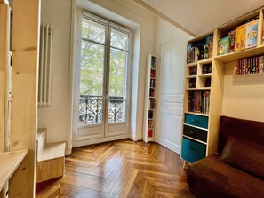 TV connectée, cheminée, livres, écrans d'ordinateur