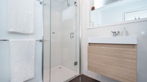 Dusj, hårføner og håndklær