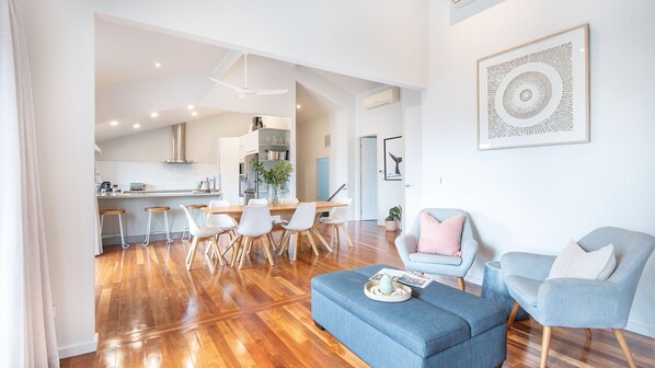 スマートテレビ、暖炉、卓球台、書斎 / ワークスペース