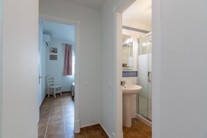 Baignoire, séchoir à cheveux, bidet, serviettes fournies