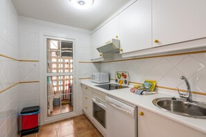 Kylskåp, mikrovågsugn, ugn och diskmaskin