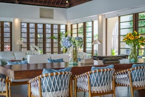 Televisi layar datar 42-inci dengan saluran TV kabel dan TV