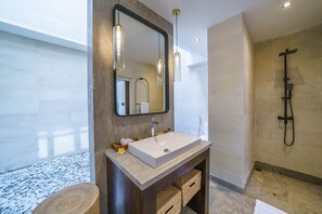 Deluxe Villa | Bathroom | Free toiletries, hair dryer, towels, soap