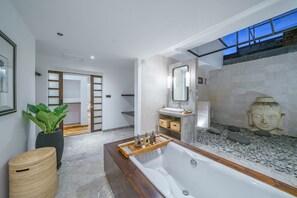 Villa Deluxe | Badrum | Gratis toalettartiklar, hårtork, handdukar och tvål
