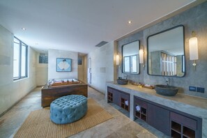 Articles de toilette gratuits, sèche-cheveux, serviettes fournies, savon