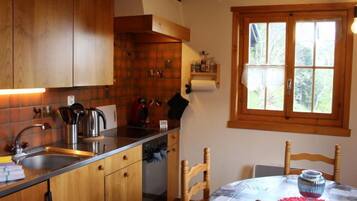 Réfrigérateur, four, batterie de cuisine, vaisselle et ustensiles