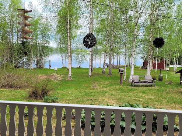 Une propriété au bord du lac, agrémentée de bouleaux, d’un banc en bois et d’un belvédère.