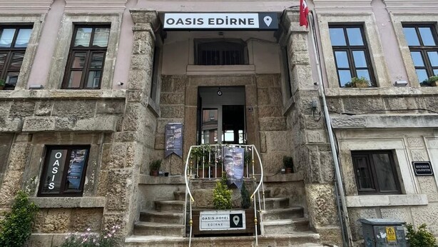 A building with a sign reading "Oasis Edirne" at the entrance. - Oasis Pansiyon (Edirne)