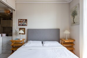 3 bedrooms, desk, WiFi, bed sheets