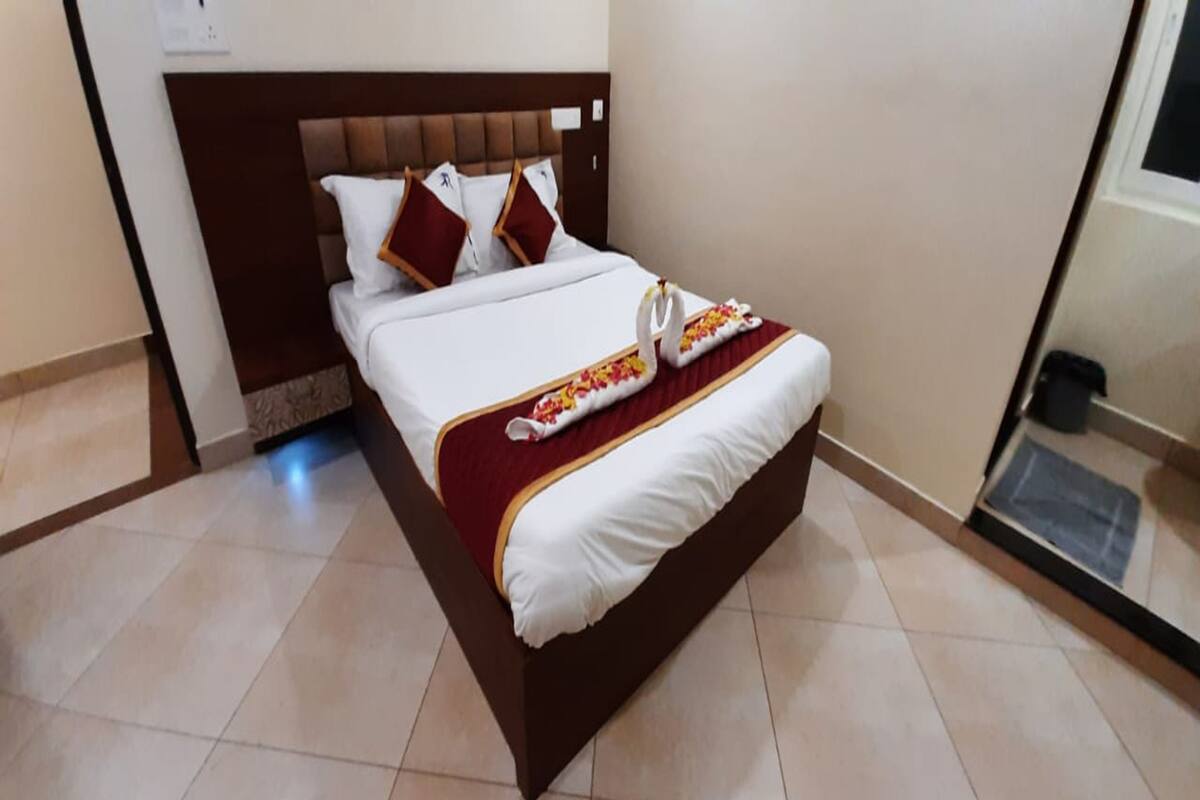 Egyptian cotton sheets, premium bedding, free WiFi, bed sheets