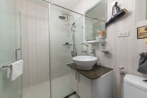 Deluxe Double Room | Bathroom | Shower, bathrobes, slippers, towels - Golden Legend Boutique Hotel (Hanoi)