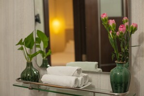 Deluxe Double Room | Bathroom - Golden Legend Boutique Hotel (Hanoi)