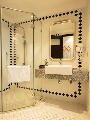 Dusche, Bademäntel, Hausschuhe, Handtücher