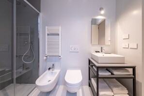 Suite familiale | Salle de bain | Douche, articles de toilette (gratuits), séchoir à cheveux, pantoufles