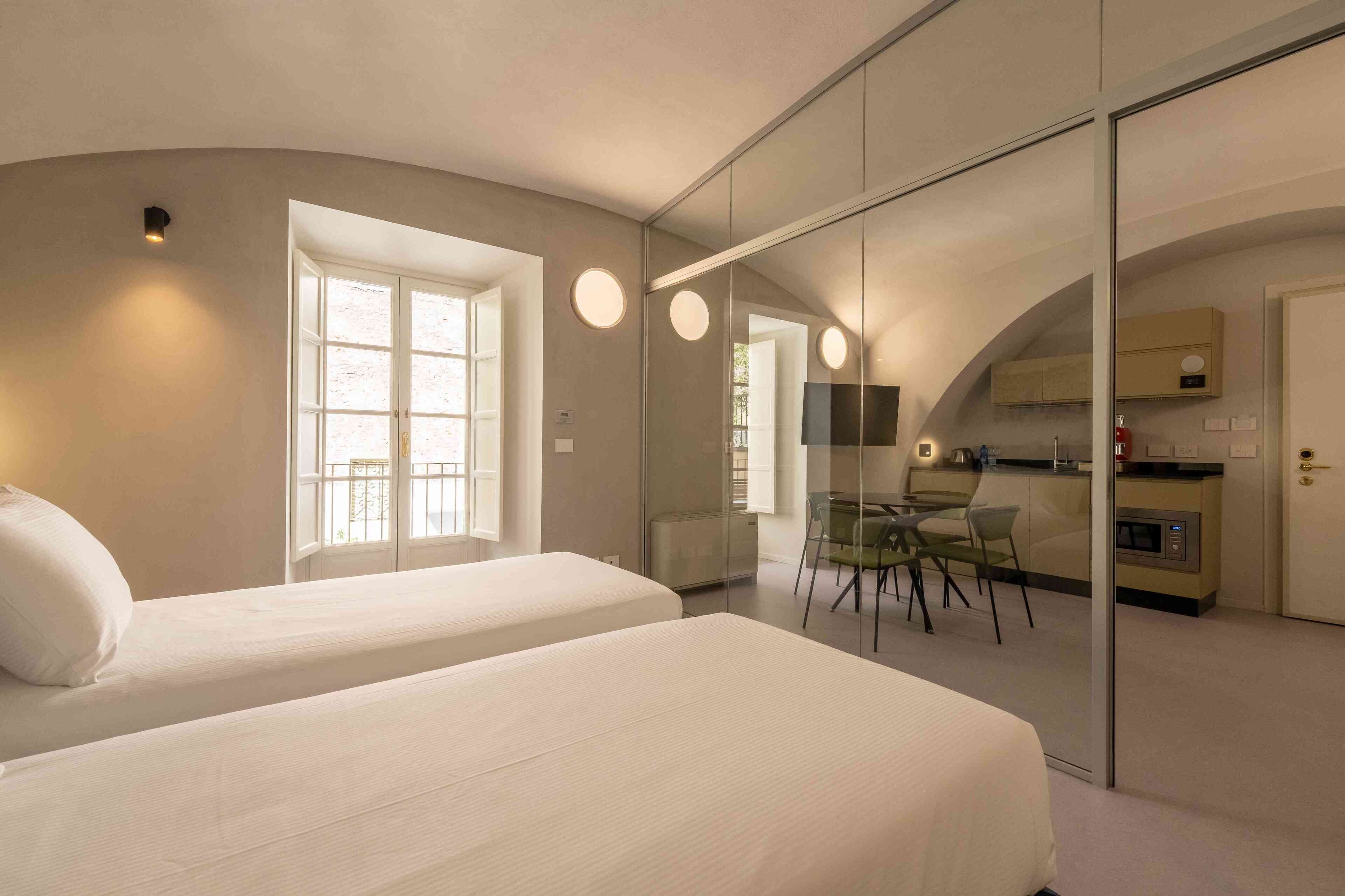 Studiosvit Standard | Eget kök | Kylskåp, mikrovågsugn, spishäll och diskmaskin