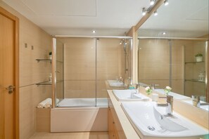 Dusche, Whirlpool, Haartrockner, Handtücher